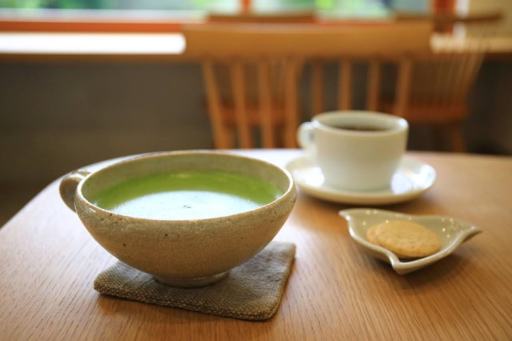 自然素材と伝統技法を用いた癒しの空間カフェ