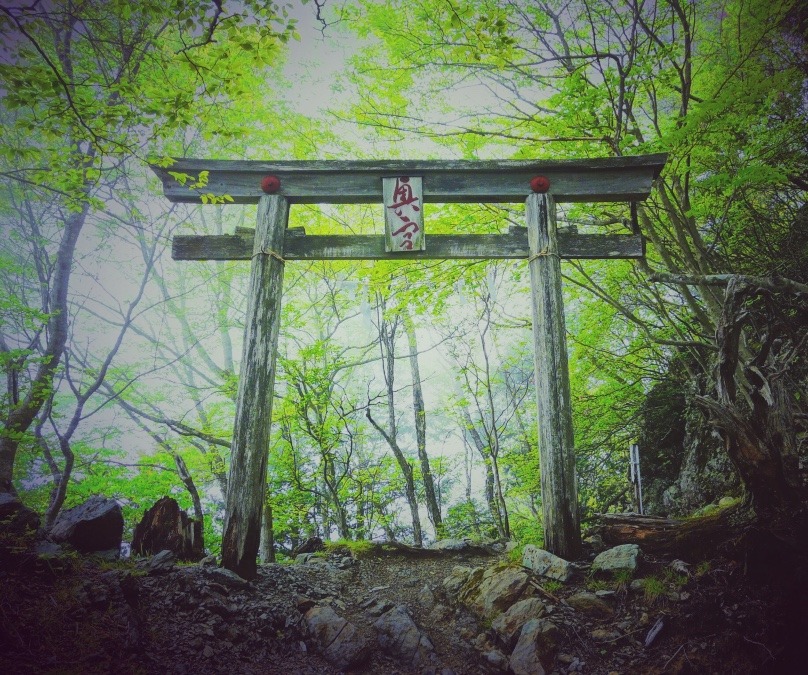 三峰山　登山道の鳥居（埼玉県）