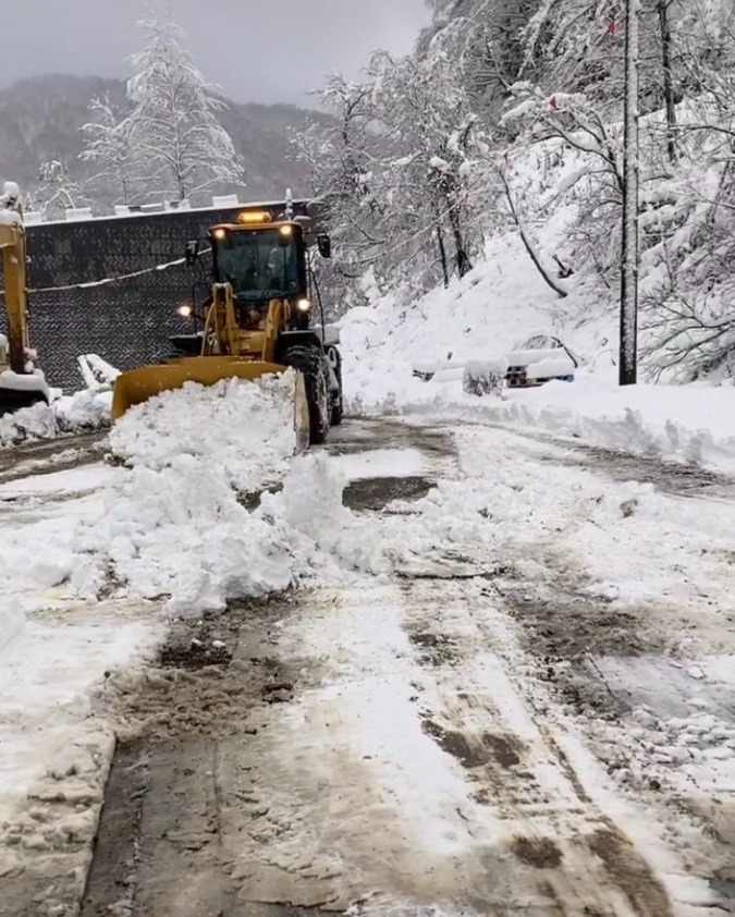 え、雪降るの早すぎ…