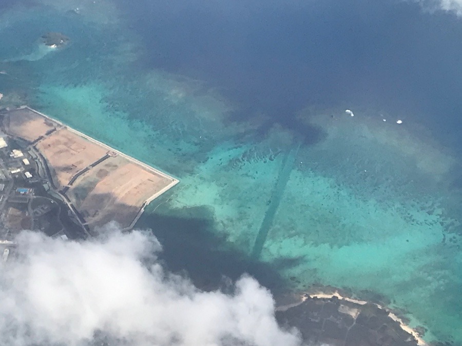 空から見た沖縄の海