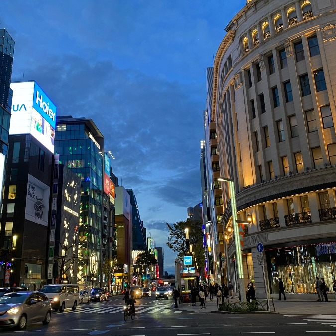 秋の銀座の夕景