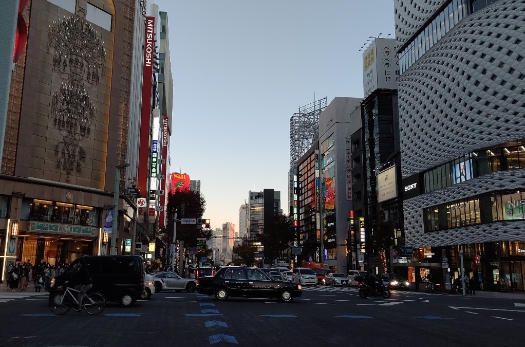 銀座４丁目から築地方面