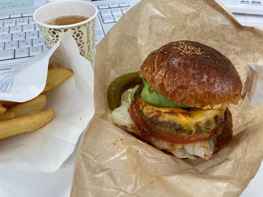 本日のランチ🍔　かなりビッグサイズ😆