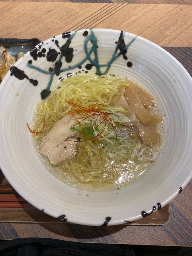 黄金色輝くあっさり塩ラーメン