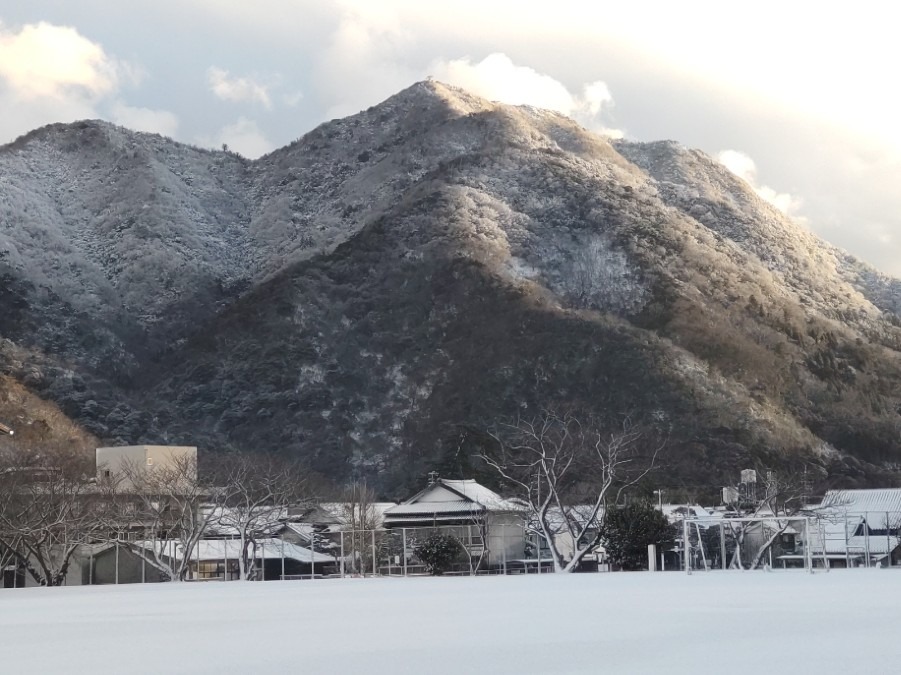 12月26日朝。ゲストハウスきづきから出雲北山を望む