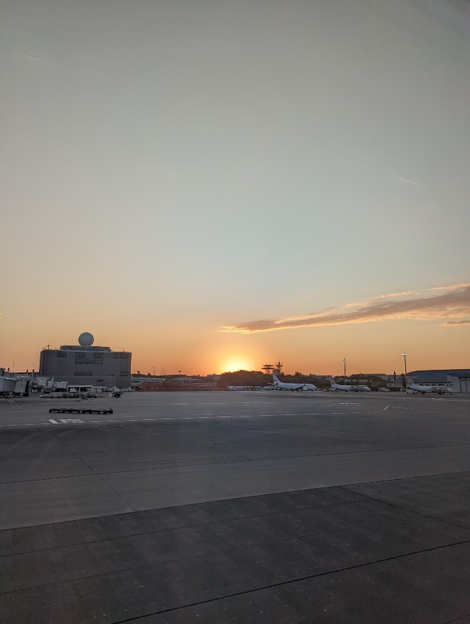 那覇空港の朝陽☀