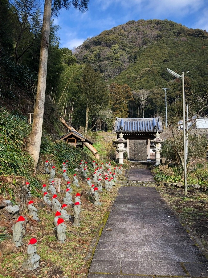 羅漢地蔵さんに赤い帽子‼️いつになく新しかった面倒を見てくれてる人に宗派を越えて感謝ですネ頭が下がります。［心の中でご苦労様]