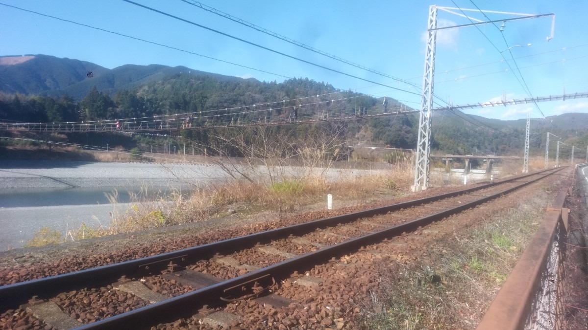 線路の上に吊り橋