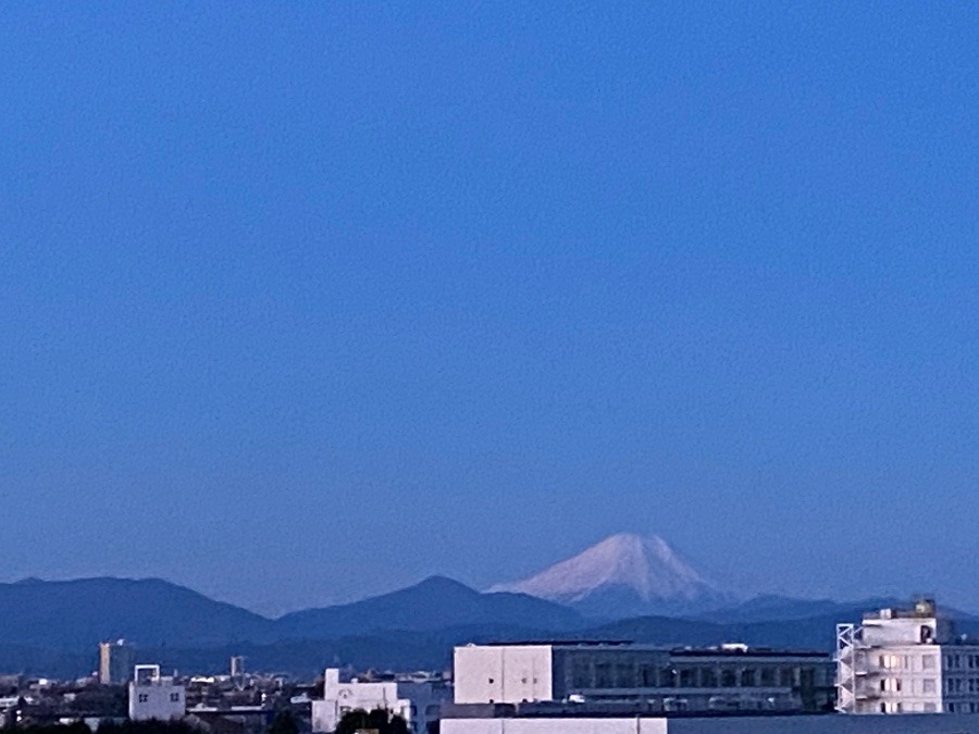 夜明け前の富士山