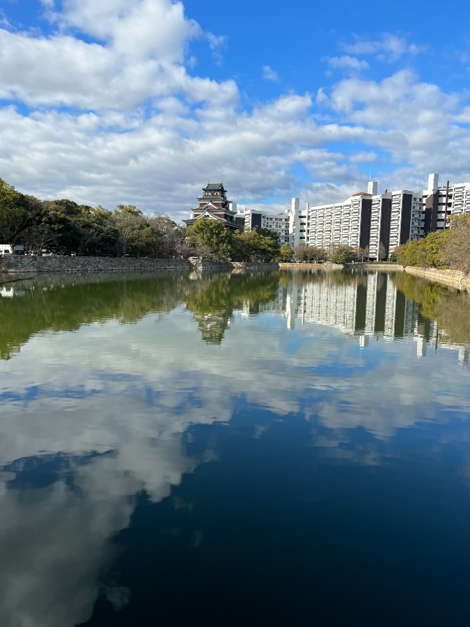お堀の水面に浮かぶ広島城