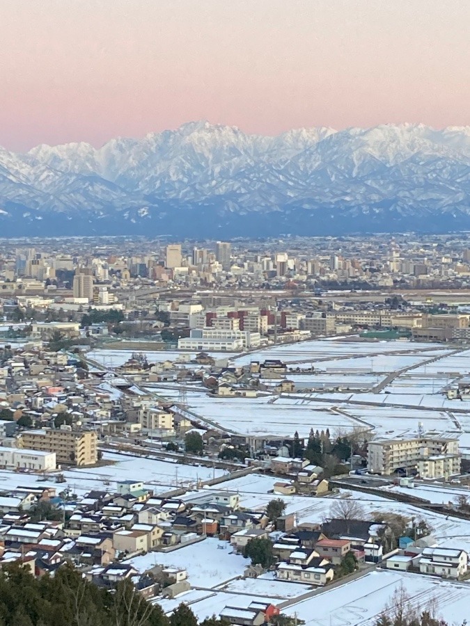 富山市と雪の立山連峰