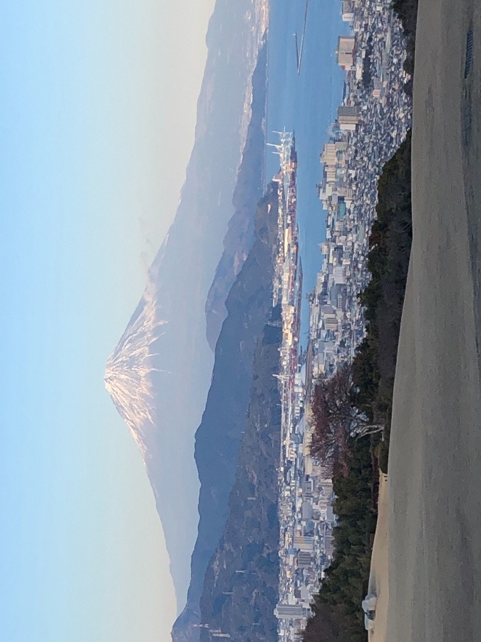 今日の清水港をしもてに見下ろす富士山の雄大さに感激して日本平ホテルでお茶する満喫感‼️最良の時でした