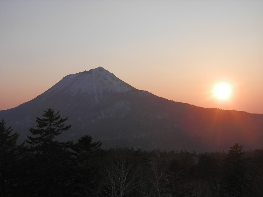 雄阿寒岳に沈む夕日