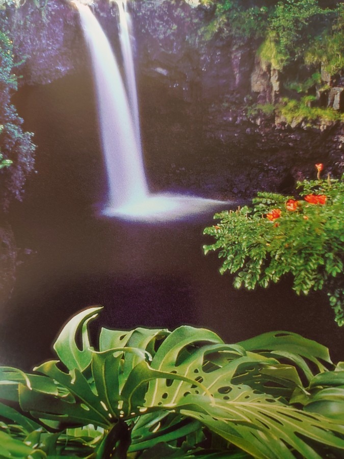 ハワイアイランドのすてきなRainbow Falls.