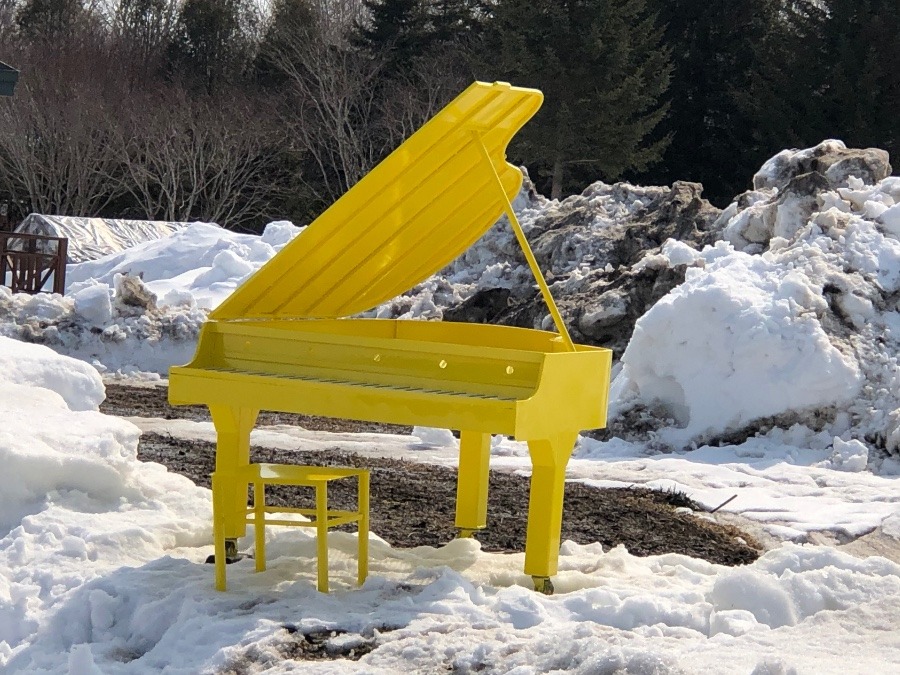 雪の中のピアノのオブジェ