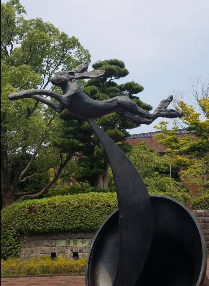 大濠公園　うさぎ跳ねる