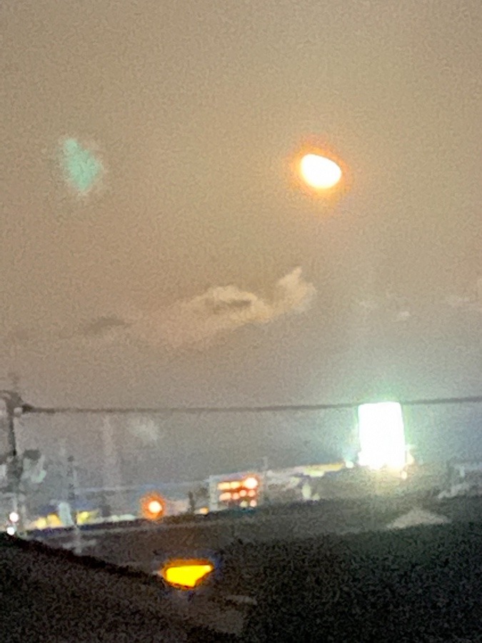 落ちそうな月⤵️🌖