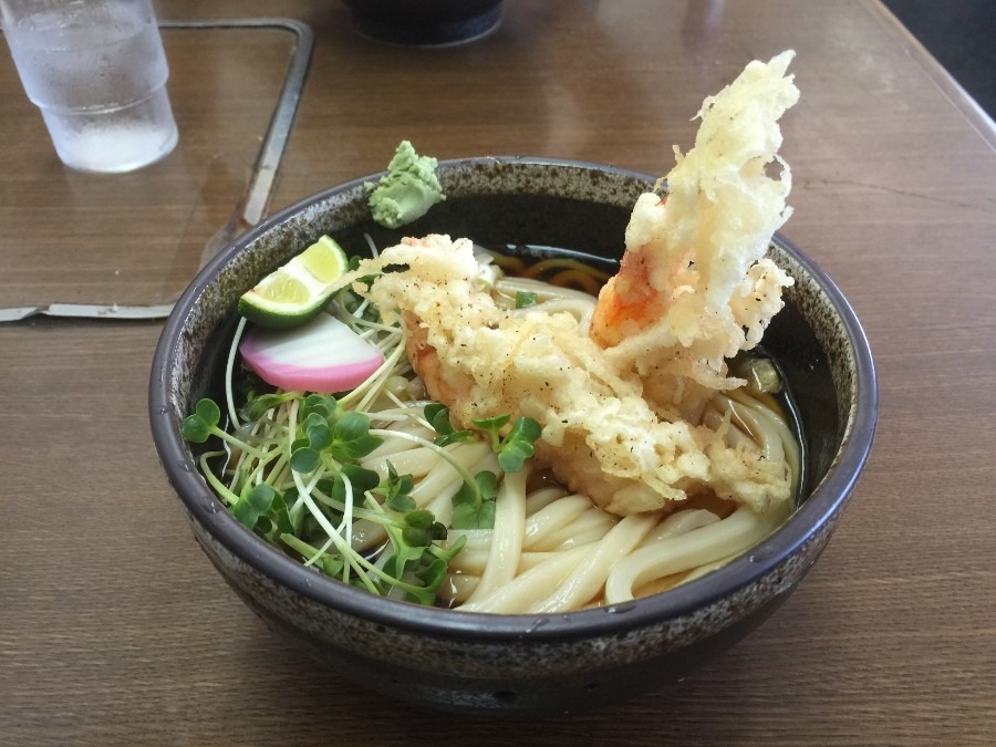 うどん県の天ぷらうどん(^▽^)/