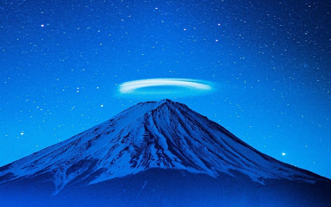 夜明け間近の富士山をシェアしてみました‼️とても幻想的で素晴らしい