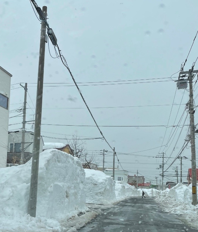 人の大きさからわかる雪の高さ(>_