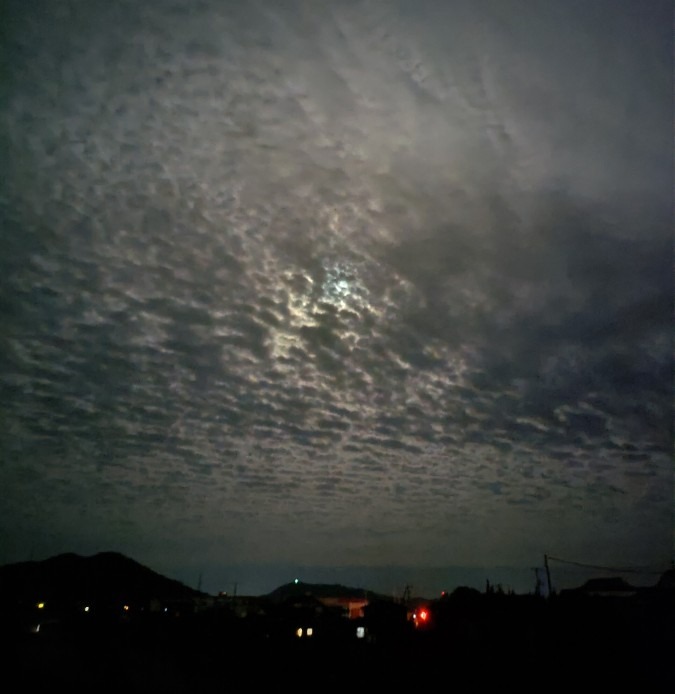 雲の中に月明かり✨