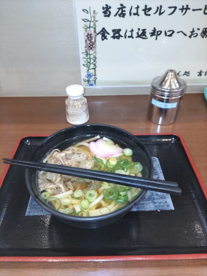 今日の朝は吉備（岡山駅構内）の肉うどん（笑）