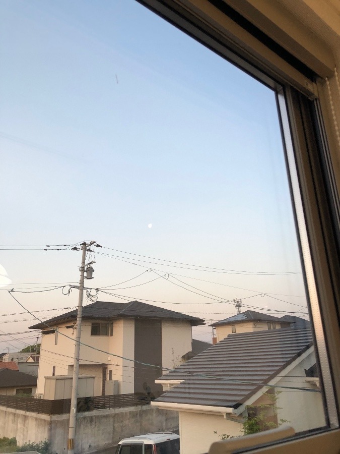 部屋から夜明けの空