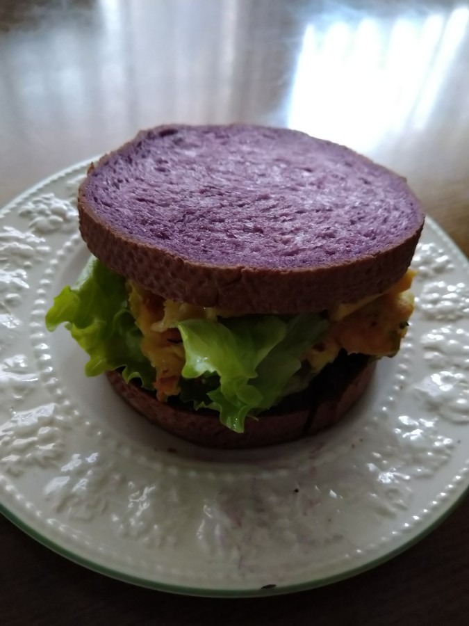 紫キャロットパンのサンドイッチ