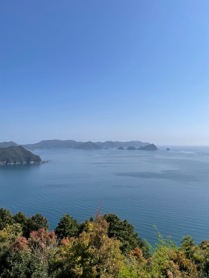 空の公園から見た海