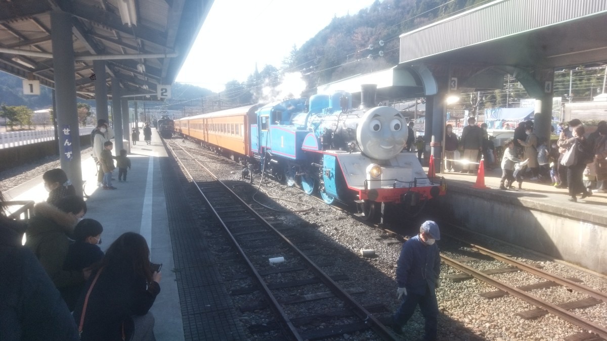 機関車トーマス　出発進行