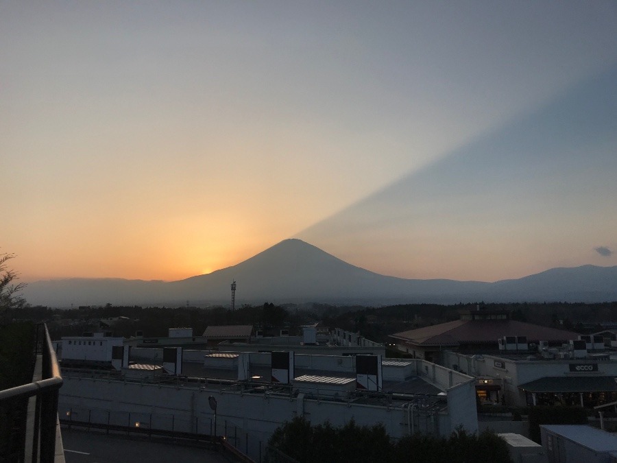 太陽が富士山を……