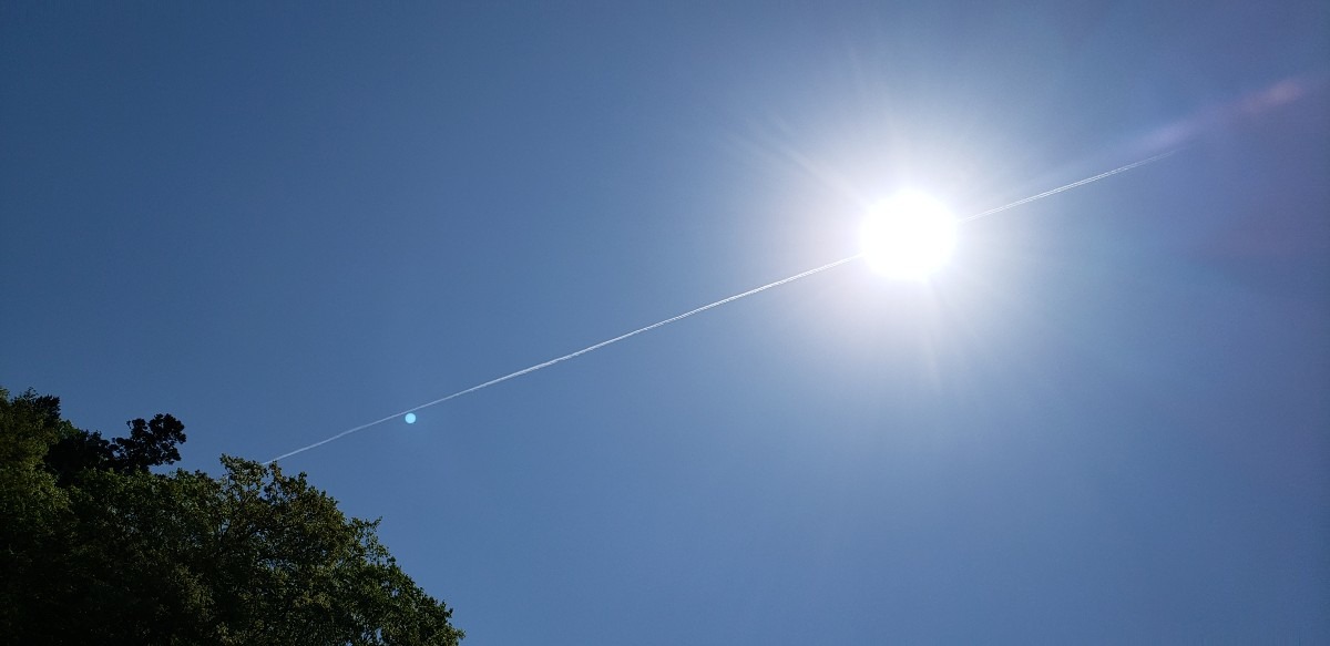 太陽と飛行機雲☀️