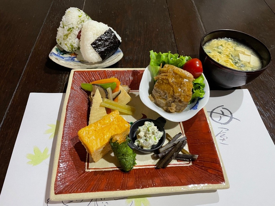 人気の卵焼きと角煮のランチ