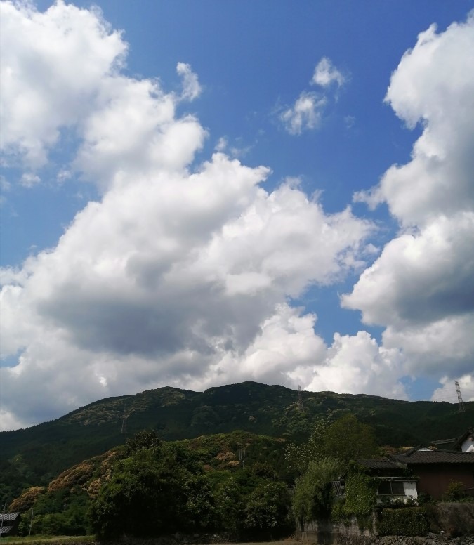 秋月の山と空