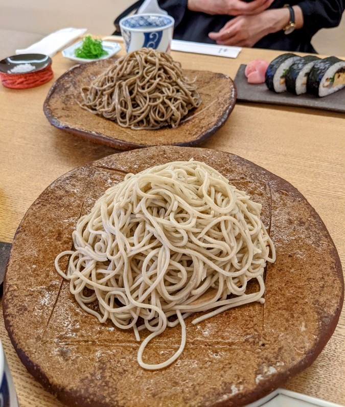 黒と白のお蕎麦