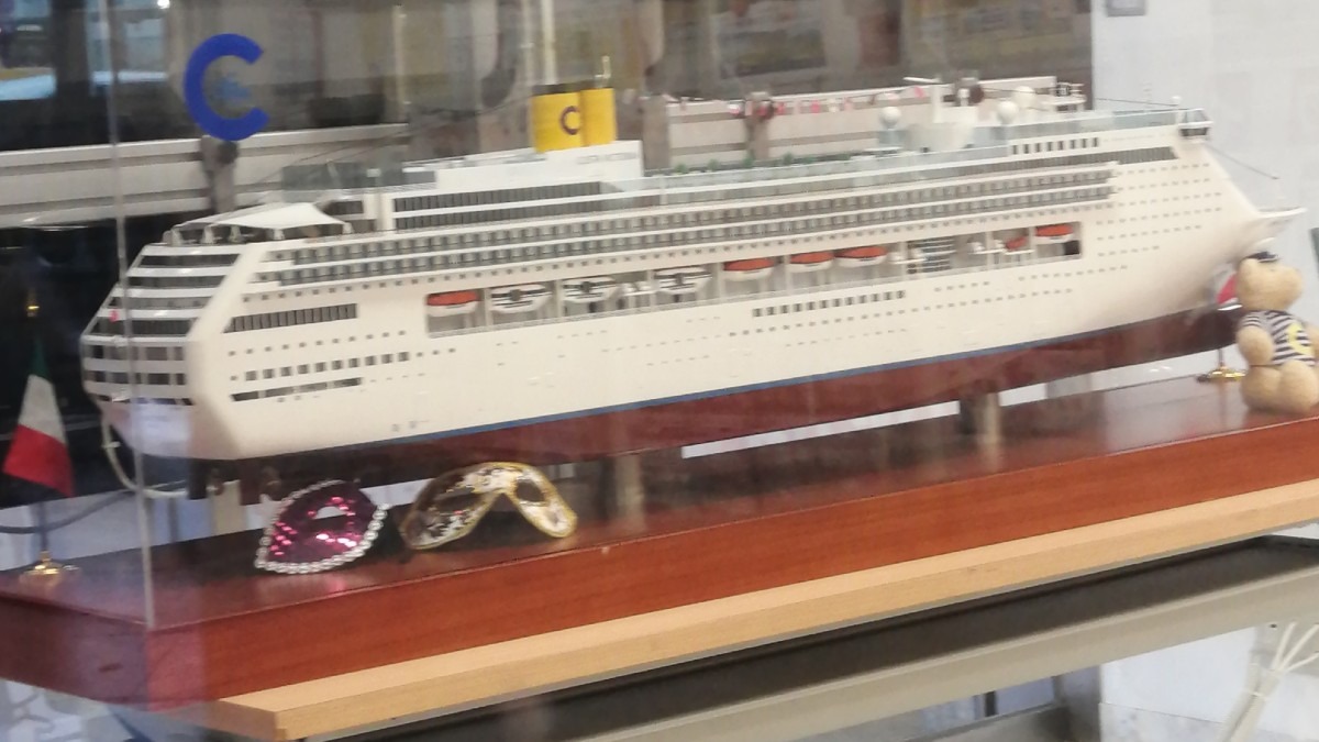 旅行会社の船の模型