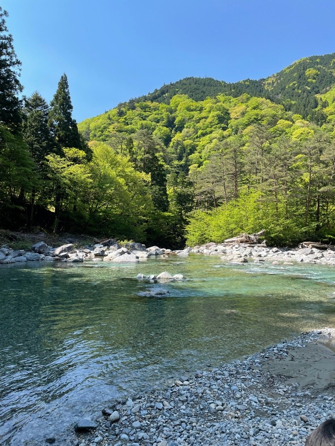 綺麗な山と川