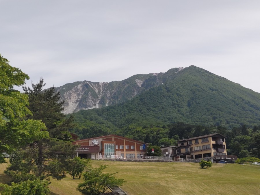 今日の大山(大山寺より夏道を臨む)