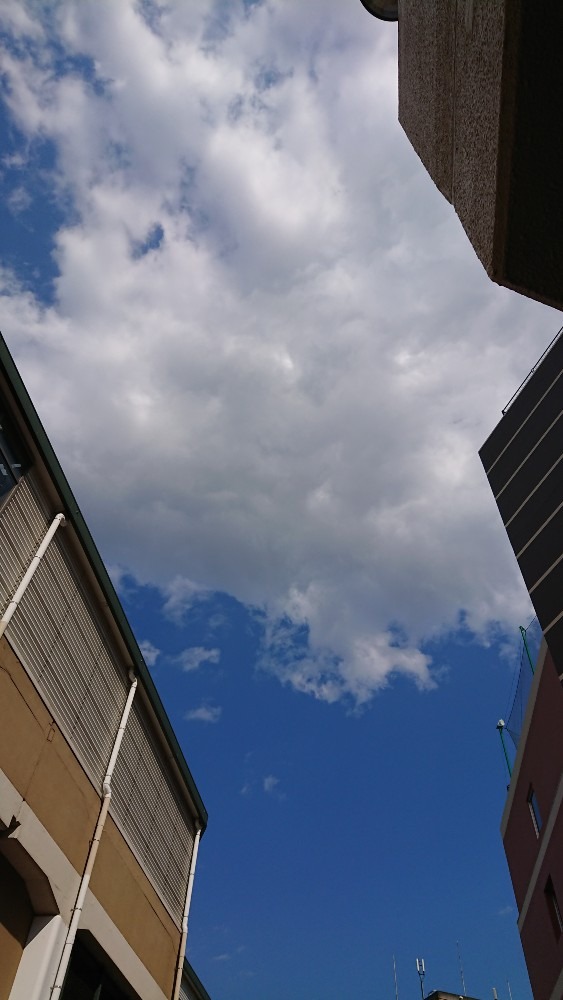 建物の間から青空と雲(*^^*)