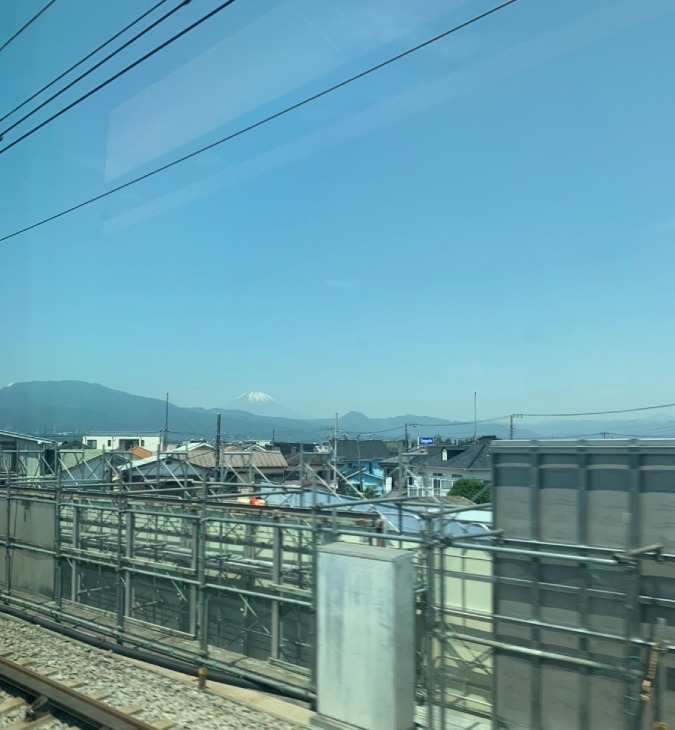 遠景に、富士山
