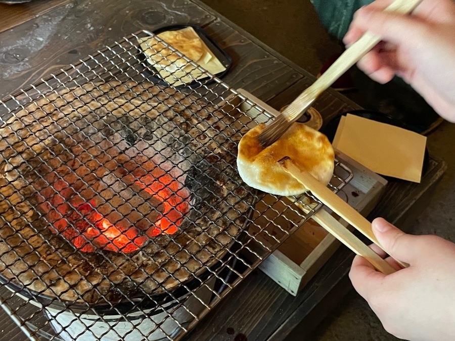 お煎餅　醤油で味付け中