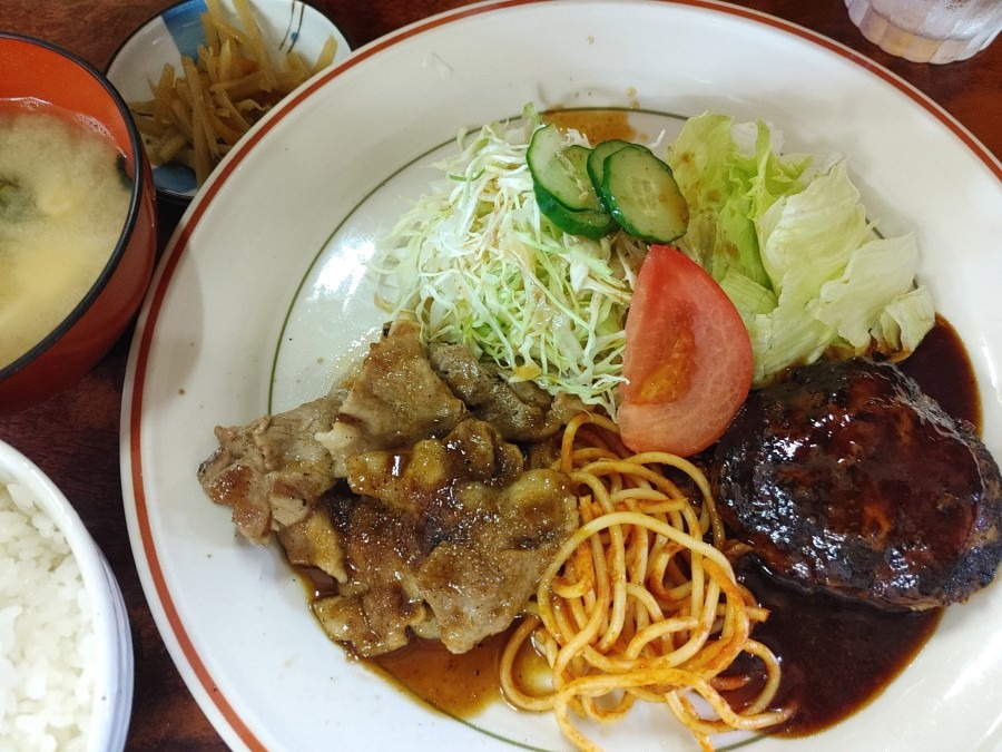 今日のランチ🍴😊ハンバーグ&生姜焼定食¥540☺️