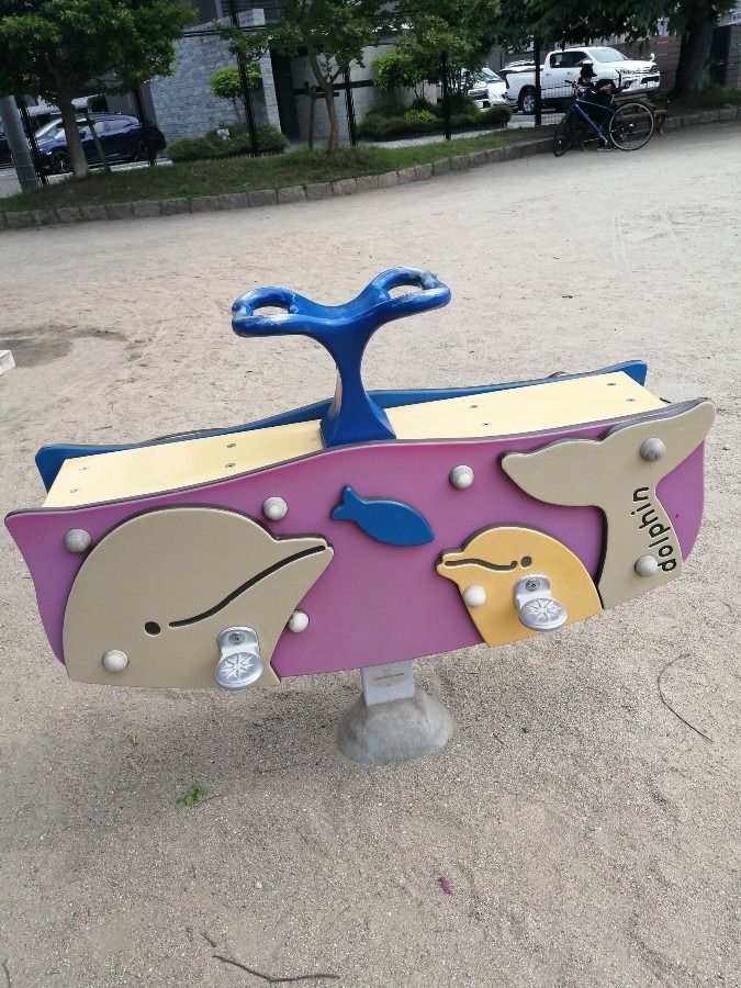 児童公園－イルカ遊具