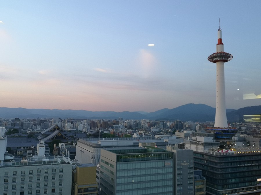 夕暮れの京都タワー✨　京都　北の空