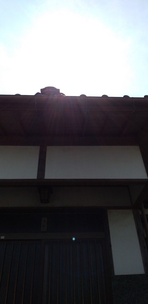 屋根にのっかた太陽