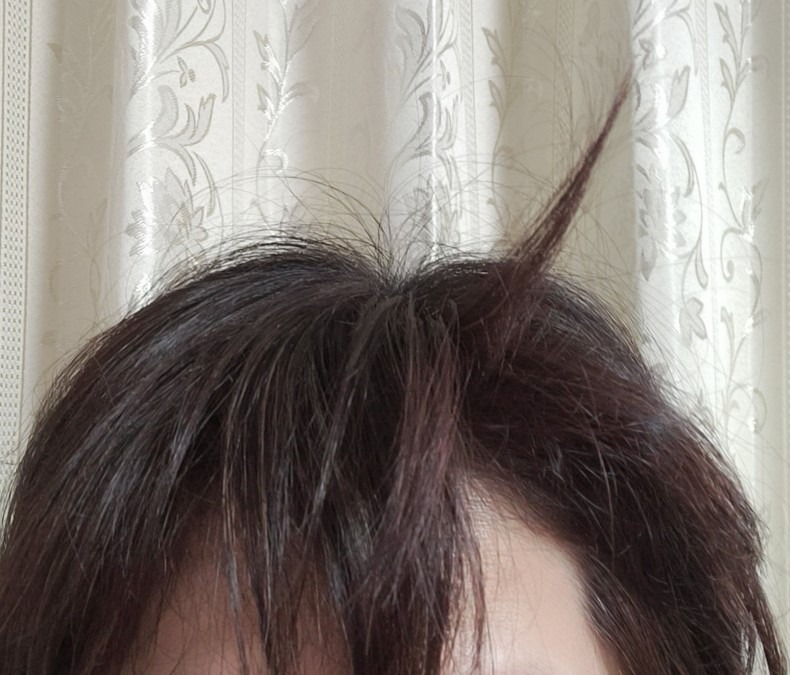 今朝の寝癖>.