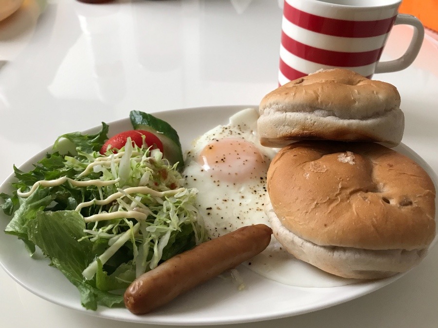 今朝のモーニング🥐☕️  主人が作ってくれました～ʚ❤︎ɞ パンはシャトレーゼさんの無添加のくるみパン、珈琲もオーガニック!