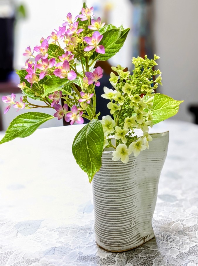 自作の花器と紫陽花
