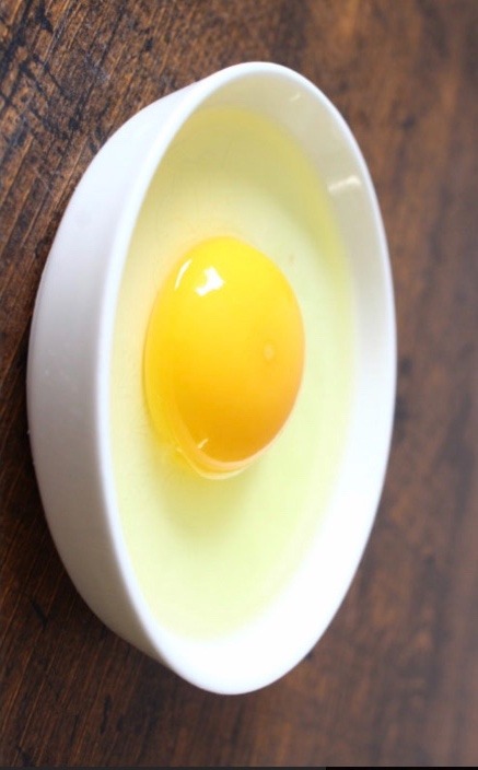 今日は卵が届く日🍳 うちの卵は平飼いの烏骨鶏コッケー🐣 黄身の色がめちゃ綺麗