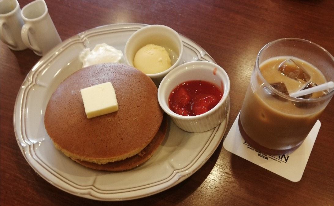 朝食はパンケーキバニラアイス添え